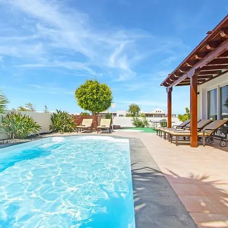 Вилла In Playa Blanca Sleeps 8 With Pool Air Con And Wifi *