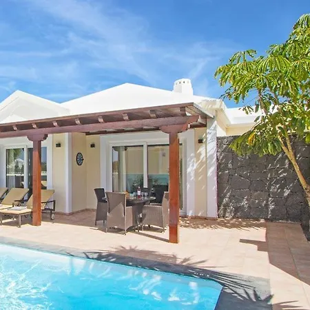 In Playa Blanca Sleeps 8 With Pool Air Con And Wifi Villa